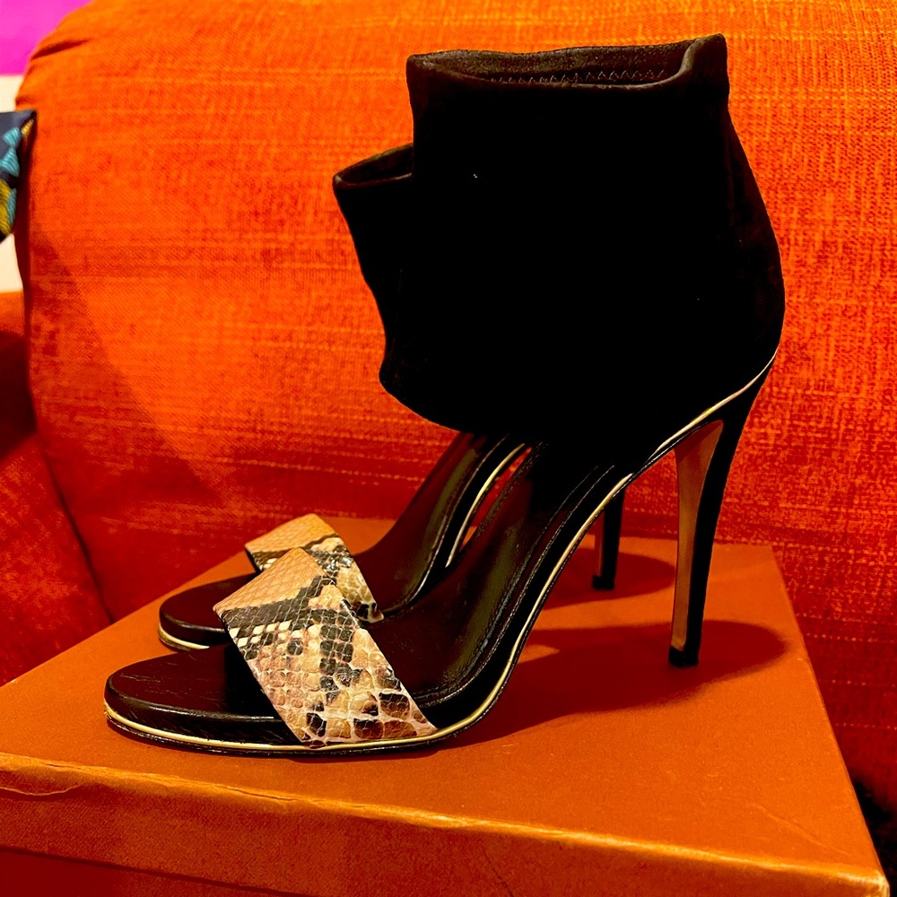 Coach Jennifer Print Snakeskin sandals colors natural and black. Size 7.5